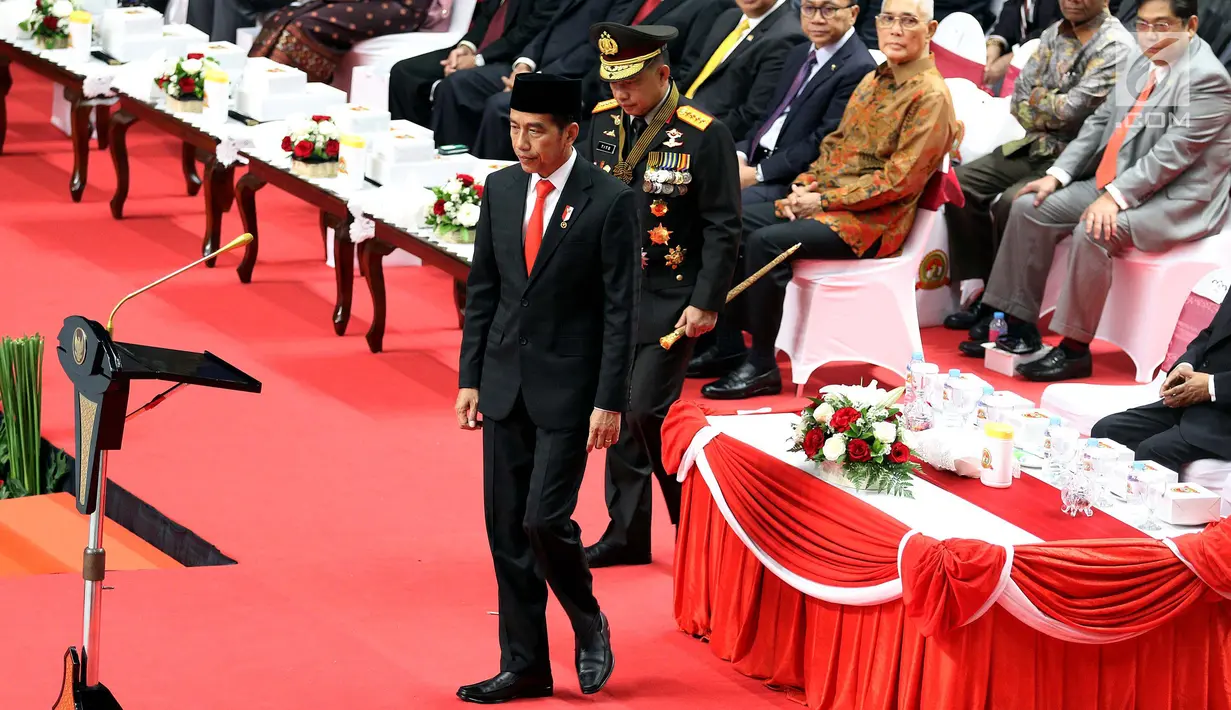 Presiden Joko Widodo atau Jokowi saat menjadi inspektur upacara pada peringatan HUT ke-72 Bhayangkara di Istora Senayan, Jakarta, Rabu (11/7). Jokowi juga meminta personel Polri mengedepankan pencegahan dan tindakan humanis. (Liputan6.com/JohanTallo)