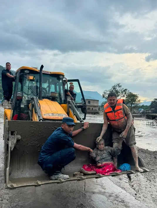 Tim penyelamat menggunakan alat berat untuk membawa korban banjir bandang ke tempat aman di sepanjang Sungai Trishuli di distrik Nuwakot, Nepal, Rabu, 26 Agustus 2026. (Foto AP/Niranjan Shrestha)