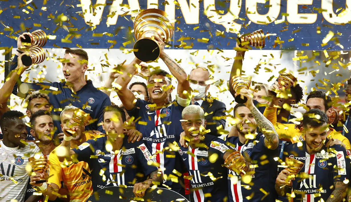 Pemain PSG merayakan trofi juara Piala Liga Prancis usai mengalahkan Olympique Lyon di Stade de France, Sabtu (1/8/2020) dini hari WIB. PSG menang 6-5 atas Lyon lewat adu penalti. (AFP/Geoffroy Van Der Hasselt)