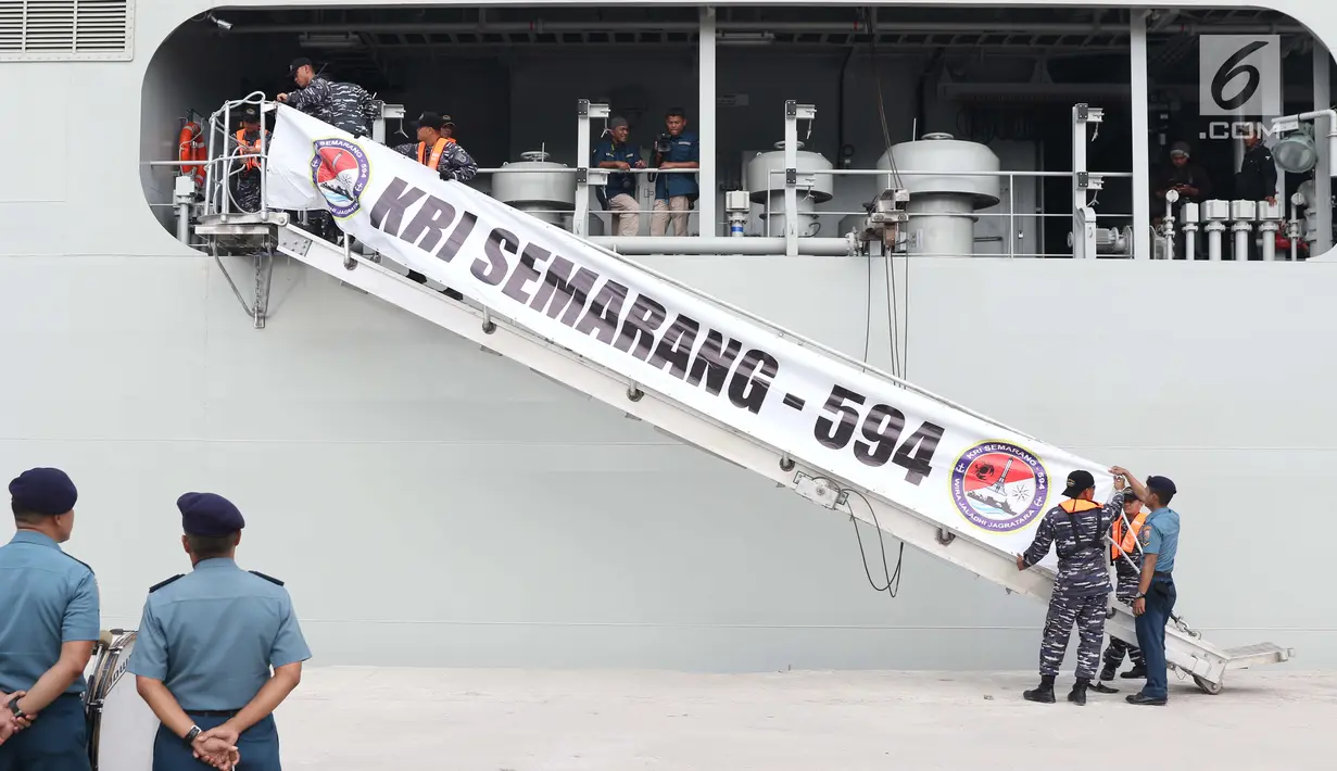 KRI Semarang-594 saat bersandar di dermaga 203, Jakarta, Jumat (15/3). Kapal itu tiba di Jakarta untuk memperkuat Unsur Satfib Komando Armada (Koarmada) I TNI AL setelah menjalani masa ujicoba dari Surabaya ke Jakarta. (Liputan6.com/Helmi Fithriansyah)