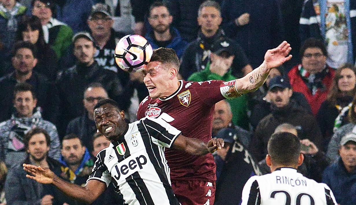Striker Torino, Andrea Belotti, duel udara dengan pemain  Juventus, Kwadwo Asamoah pada lanjutan laga Serie A di Stadion Juventus, Turin (06/05/2017). (EPA/Alessandro Di Marco)
