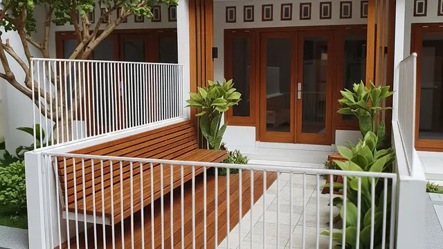 Teras Depan Rumah Sempit dengan Pagar Besi Tipis