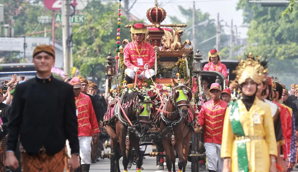 Suasana begitu meriah saat iring-iringan dari kediaman Jokowi menuju ke gedung pernikahan tersebut. Di atas kereta kencana, Kahiyang Ayu, yang kini sudah resmi menjadi istri Bobby nasution tampak begitu anggun. (Adrian Putra/Bintang.com)