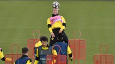 Penyerang Borussia Dortmund, Erling Haaland menyundul bola selama sesi latihan sebelum pertandingan leg kedua perempat final Liga Champions di Dortmund, Jerman, Selasa (13/4/2021).  Borussia Dortmund akan menjamu Manchester City pada Kamis, 15 April 2021 dini hari WIB. (AP Photo/Martin Meissner)