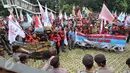 Pekerja yang tergabung dalam FPPI dan Serikat Pekerja JICT menggelar aksi unjuk rasa di depan Gedung KPK, Jakarta, Selasa (9/5). Mereka meminta KPK untuk usut kasus korupsi perpanjangan kontrak JICT. (Liputan6.com/Helmi Afandi)