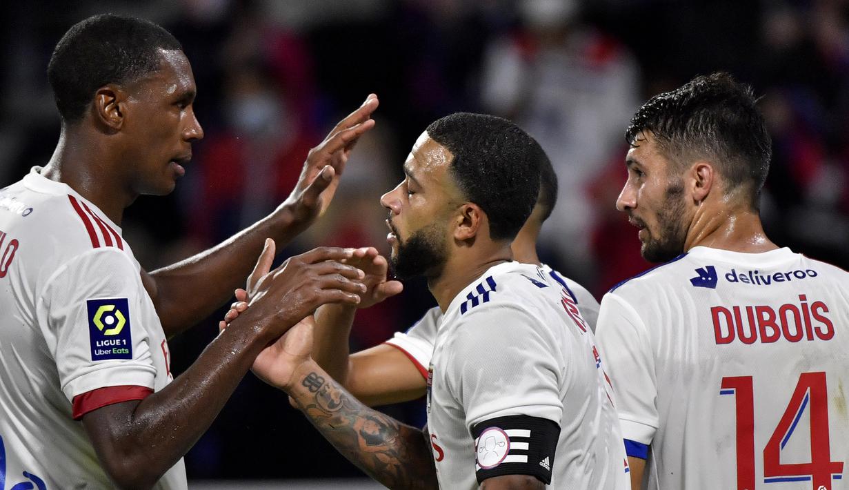 Pemain Olympique Lyon merayakan gol yang dicetak Memphis Depay ke gawang Dijon pada laga Ligue 1 di Stadion Groupama, Sabtu (29/8/2020) dini hari WIB. Lyon menang 4-1 atas Dijon. (AFP/Philippe Desmazes)