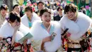 Tiga wanita berpakaian Kimono saat menghadiri upacara perayaan Coming of Age Day atau Hari Kedewasaan di Tokyo, Jepang  (14/1). Hari Kedewasaan jatuh di hari Senin minggu kedua di bulan Januari. (AP Photo/Koji Sasahara)