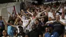 Gaya suporter Tottenham mendukung timnya dengan bernyanyi pada laga grup H Liga Champions di GSP stadium,  Nicosia, Siprus, (26/9/2017). Tottenham menang 3-0. (AP/Petros Karadjias)
