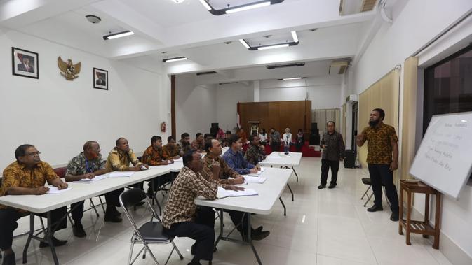 Kedutaan Besar Republik Indonesia di Dhaka sedang mengadakan kelas bahasa di KBRI, Dhaka, Bangladesh, Rabu 21 November 2018. Salah satu peserta diminta untuk maju ke depan dan menyanyikan 'Balonku Ada Lima'. (Liputan6.com/Afra Augesti)