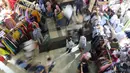 <p>Suasana pasar Tanah Abang yang mulai ramai pengunjung di Jakarta, Sabtu (23/4/2022).Menjelang Lebaran, Pasar Tanah ABng dipadati pengunjung yang memburu busana atau pakaian muslim untuk menyambut Hari Raya Idul Fitri 1443 Hijriah. (Liputan6.com/Herman Zakharia)</p>