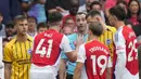 Pemain Arsenal, Declan Rice memberikan penjelasan kepada wasit setelah terlibat pelanggaran dengan pemain West Ham, Joel Veltman pada laga lanjutan Liga Inggris 2024/2025 di Emirates Stadium, London, Inggris, Sabtu (31/08/2024). (AP Photo/Alastair Grant)