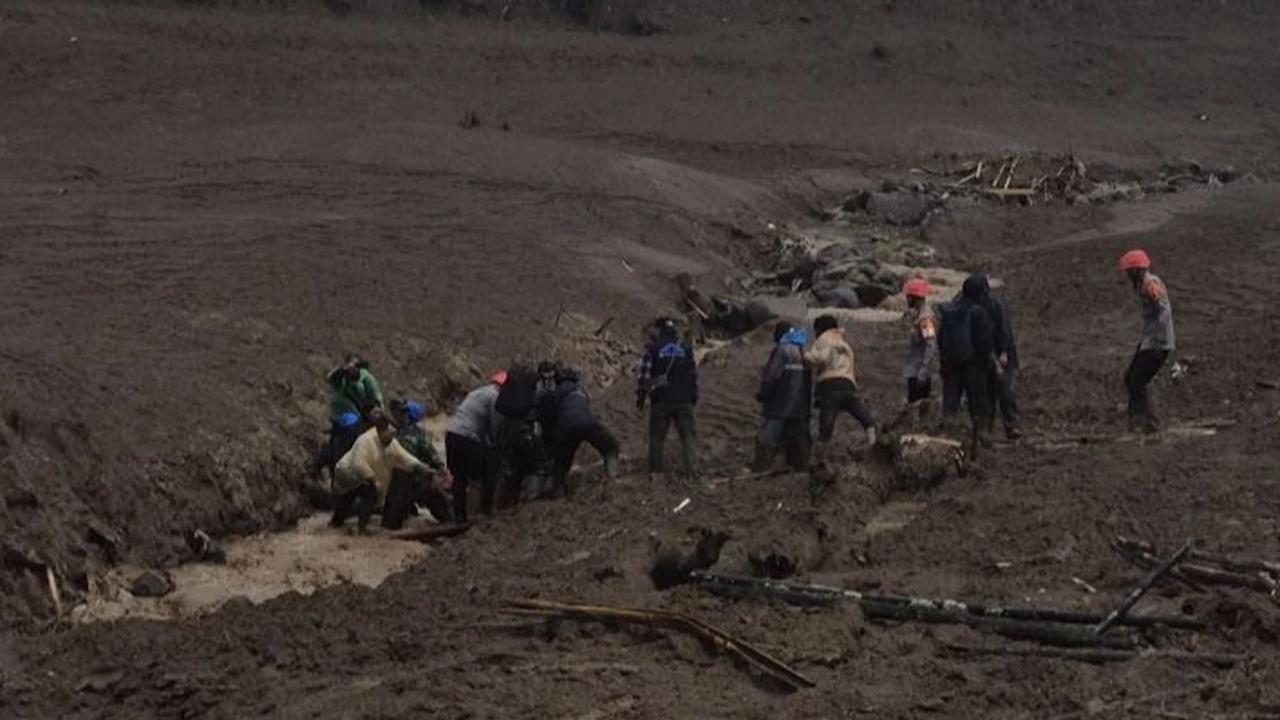 Tim Gabungan Intensif Cari Korban Banjir Longsor Cisarua Bandung Barat, Tujuh Tewas dan Ratusan Hilang