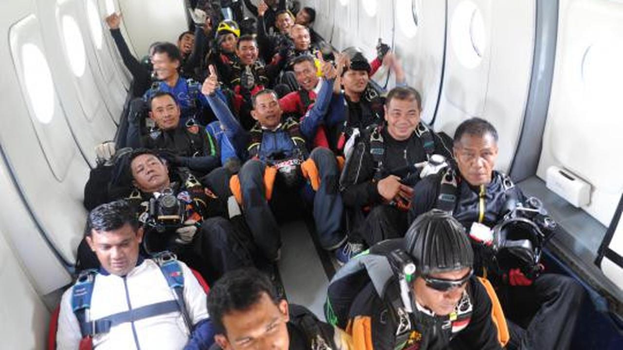 Penerjun payung buat formasi 8 arah mata angin di udara