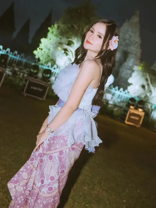 Gaya Fanny Soegi dengan Rok Batik