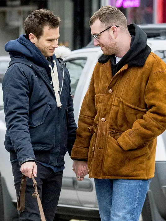 Brandon Flynn dan Sam Smith memang tak terlalu terbuka mengenai hubungan keduanya. (USWeekly)