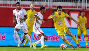 Gelandang Persebaya, Pedro Matos (kanan) mencoba mengecoh gelandang Malut United, Taufik Rustam dalam laga pekan ke-29 BRI Super League 2025/2026 di Stadion Gelora Kie Raha, Ternate, Maluku Utara, Kamis (23/4/2026). (Dok. Persebaya)