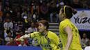 Pasangan Jaya Raya, Greysia Polii/Apriyani Rahayu, saat melawan wakil Mutiara Cardinal, Dea Giovani/Yulfira Barkah, pada Kejurnas PBSI di Britama Arena, Sabtu (22/12). Jaya Raya menjadi juara Kejurnas PBSI 2018. (Bola.com/M Iqbal Ichsan)