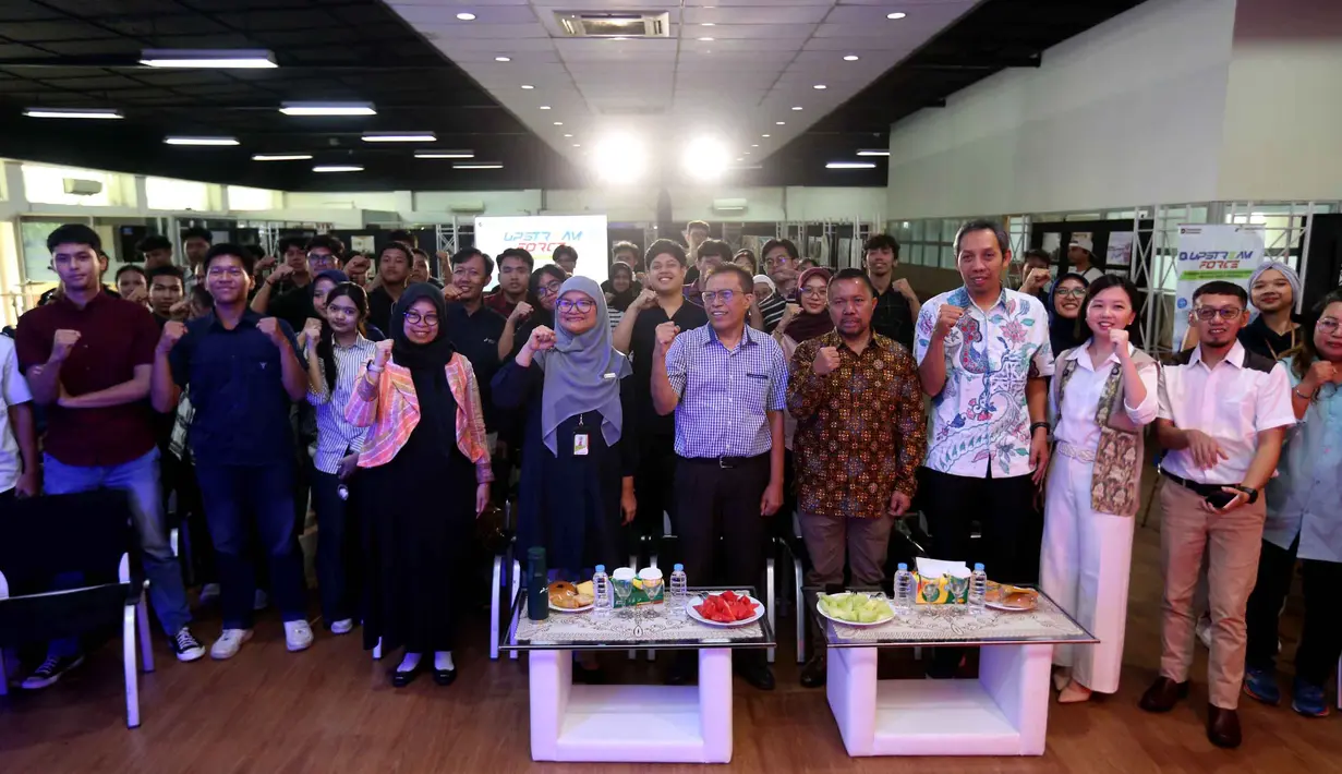 Peserta dan pemateri “Upstream Force: We Are The Energy” berfoto bersama di Gedung PPDT Galeri R FSRD, Universitas Trisakti, Jakarta, Rabu (12/11/2025). (Liputan6.com/Helmi Fithriansyah)