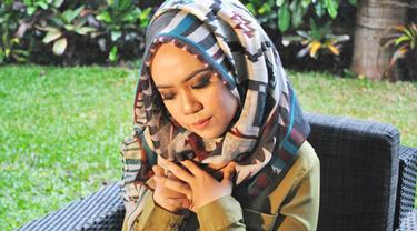 Tak Ada Bahu Tuk Bersandar Ingat Masih Ada Tempat Tuk Bersujud Lifestyle Fimela Com Dapatkan lirik lagu bahu tuk bersandar dan juga video klip bahu tuk bersandar mp4 hanya dengan sekali klik. tak ada bahu tuk bersandar ingat masih