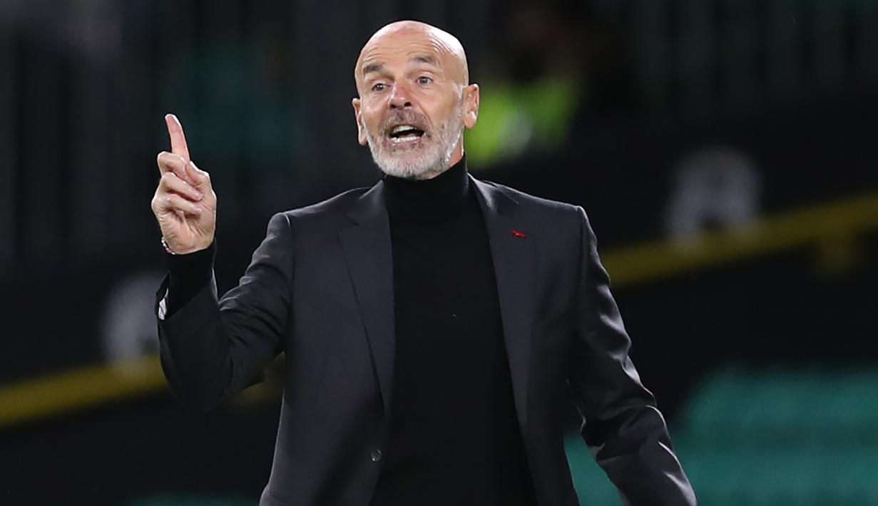 Pelatih AC Milan, Stefano Pioli, memberikan arahan kepada pemainnya saat menghadapi Celtic pada laga Grup H Liga Europa 2020/2021 di Celtic Park Stadion, Jumat (23/10/2020). AC Milan menang 3-1 atas Celtic. (AFP/Russell Cheyne/pool)