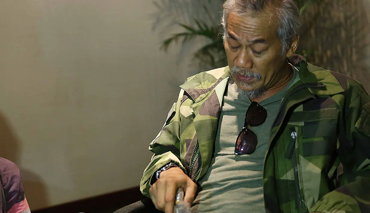 "Saya enggak trauma. Kalau enggak naik mobil naik apa? Naik motorlah. Enggak boleh trauma. Namanya musibah kan enggak bisa ditolak. Disadari saja itu musibah," ujar Tio Pakusadewo saat ditemui di Kemang, Jakarta Selatan. (Nurwahyunan/Bintang.com)