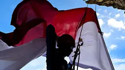 Aksi Pemanjat Tebing Kibarkan Merah Putih di Lhoknga Aceh Sambut HUT Ke 81 RI