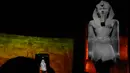 Pertempuran Kadesh, pencapaian militer terbesar Ramses, yang menggunakan tampilan berlapis dan CGI, atau citra yang dihasilkan komputer. Pada tahun 2022, Emma Schkloven dari majalah Smithsonian menyebut rekreasi tersebut sebagai “prestasi teknologi.” (AP Photo/Mark Baker)