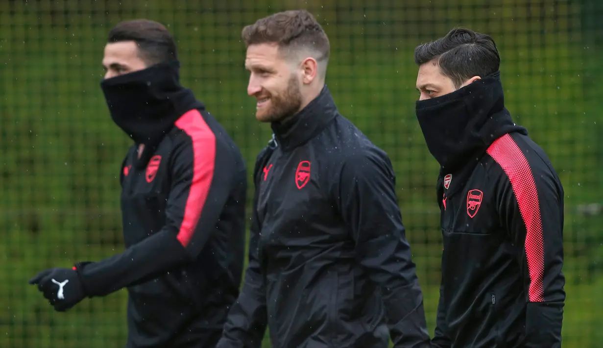 Pemain Arsenal, Sead Kolasinac (kiri), Shkodran Mustafi (tengah) dan Mesut Ozil bersiap mengikuti latihan di London Colney, Inggris (2/5). Pada leg pertama Atletico Madrid bermain imbang 1-1 atas Arsenal di Emirates Stadium. (AFP Photo/Dennis Adrian)