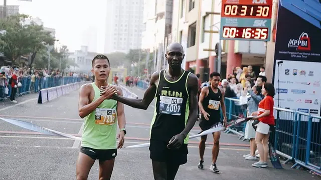 6 Potret Kemeriahan Surabaya Marathon 2019