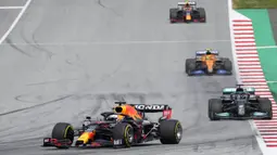 Verstappen tidak mengalami banyak gangguan pada balapan ini. Ia mampu menjaga jarak dengan Hamilton 2,8 detik dalam waktu 10 putaran. Sedangkan rekannya Sergio Perez menempel ketat pembalap McLaren, Nando Lorris dan mampu menyalipnya pada putaran ke-10. (Foto: AP/Pool/Darko Vojinovic)