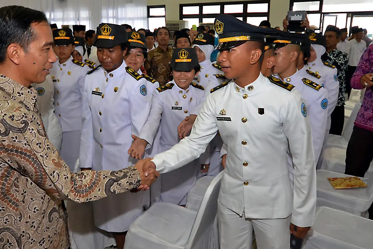 Presiden Jokowi bersalam dan menyapa para praja Kampus IPDN