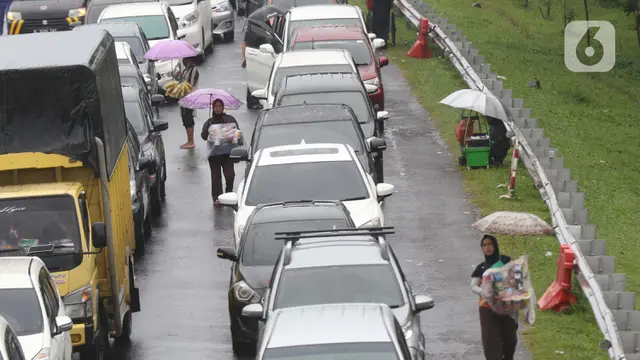 Pedagang Mengais Rezeki di Tengah Penutupan Jalur Menuju Puncak
