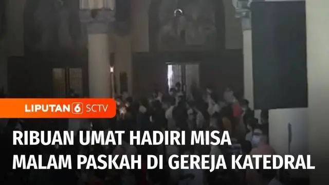 Misa malam Paskah digelar di Gereja Katedral, Jakarta, sejak Sabtu sore. Dihadiri ribuan umat, misa malam Paskah berlangsung khidmat.