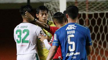 FOTO: Persib Bandung sementara Unggul Telak 3-0 atas Persebaya Surabaya di Babak Pertama - Satria Tama