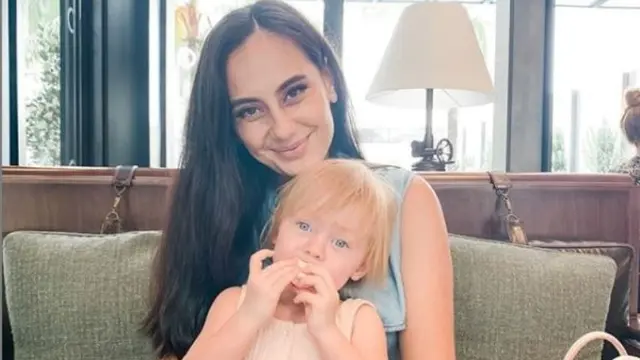 Belanja di Toko Indonesia di Singapura, Putri Marissa Nasution Antusias Beli Kerupuk