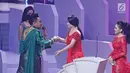 Penyanyi dangdut Nassar menerima piala dalam ajang Indonesian Dangdut Awards 2017 di Studio 6 EMTEK CITY, Jakarta, Jumat (13/10). Nassar meraih penghargaan untuk kategori penyanyi dangdut solo pria terpopuler. (Liputan6.com/Herman Zakharia)