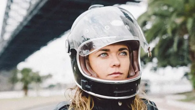 Ilustrasi memakai helm. (Photo by Kevin Wolf on Unsplash)