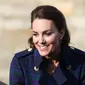 Kate Middleton menyapa staf NHS saat mereka mengadakan acara nonton bioskop drive-in untuk staf NHS di Istana Holyroodhouse di Edinburgh, Skotlandia pada 26 Mei 2021, selama kunjungan selama seminggu ke Skotlandia. (CHRIS JACKSON / POOL / AFP)