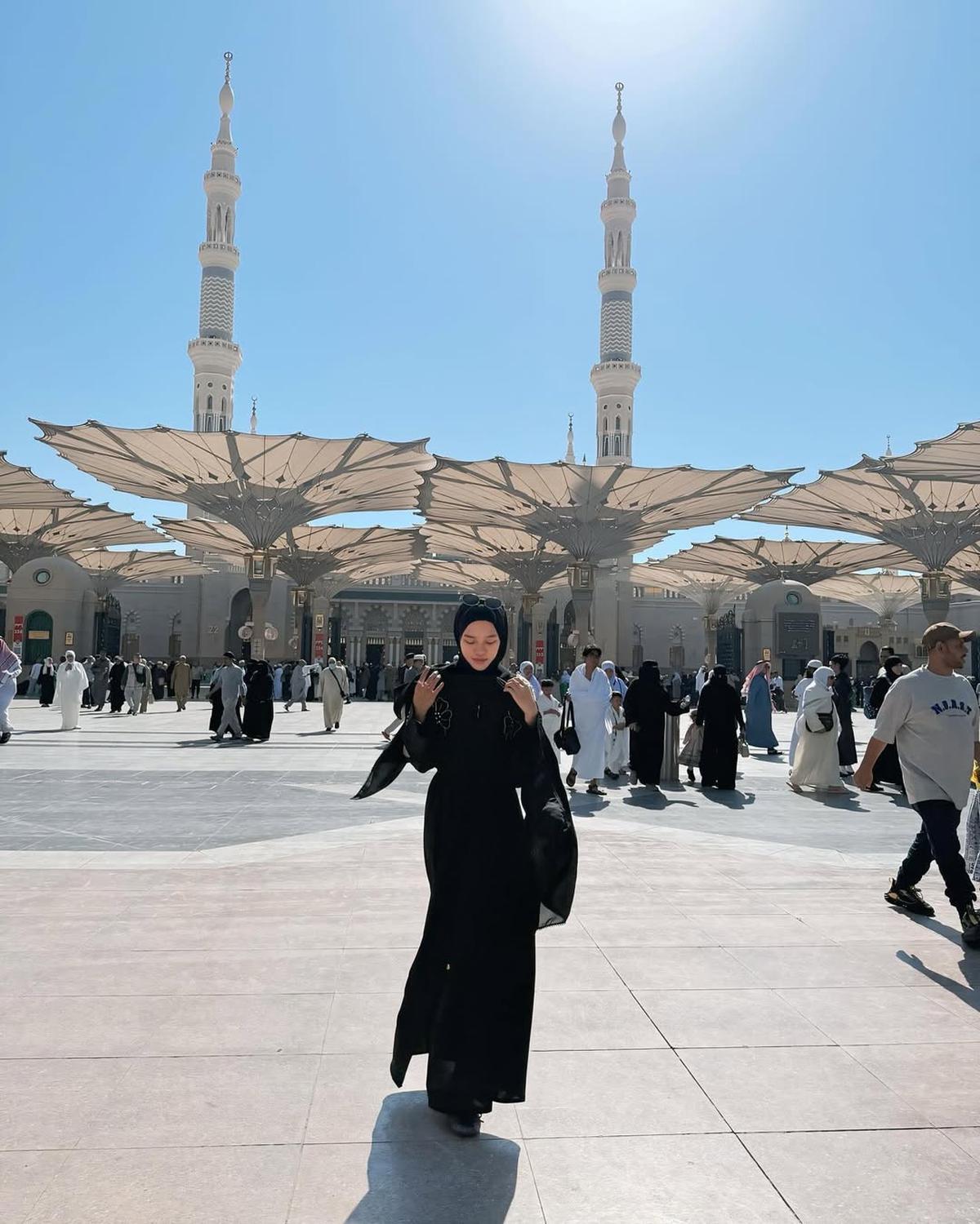Disebut Makin Memesona, Ini Potret Penampilan Ummi Quary di Berbagai Momen dengan Berbagai Gaya Outfit