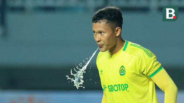 Foto: Duel Alot Aji Kusuma Vs Syahrul Trisna dalam Laga Imbang antara Persikabo 1973 Melawan Persija di BRI Liga 1 2023/2024