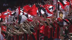 Suporter Urawa Red Diamonds memberikan dukungan kepada timnya dalam laga Grup G Piala Dunia Antarklub 2025 melawan River Plate di Lumen Field, Seattle, Washington, Amerika Serikat, Rabu (18/06/2025). (AP Photo/Ryan Sun)