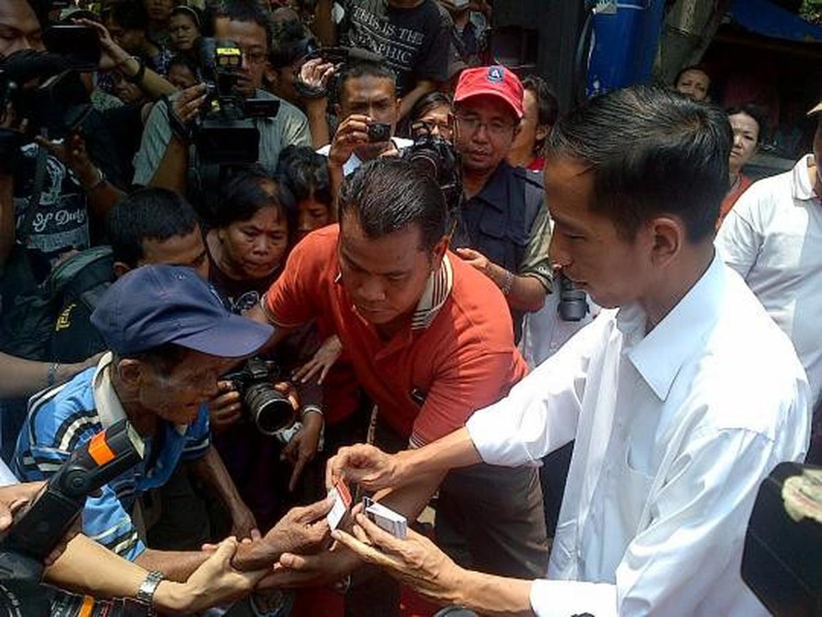Berkemeja putih, Jokowi bagikan Kartu Jakarta Sehat