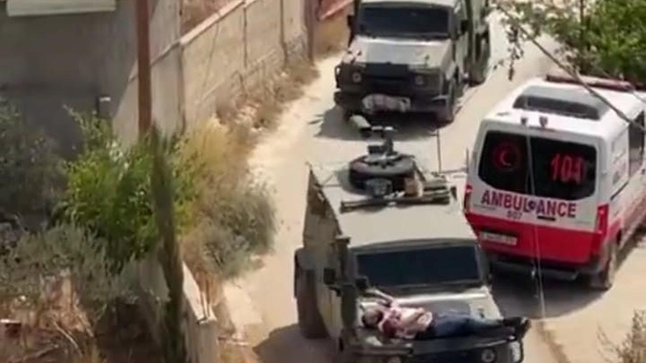 "Menganiaya seorang pemuda yang terluka dengan menempatkannya di atas kap jip militer saat dia dalam kondisi kritis," demikian dikutip dari keterangan unggahan akun X @QudsNen.