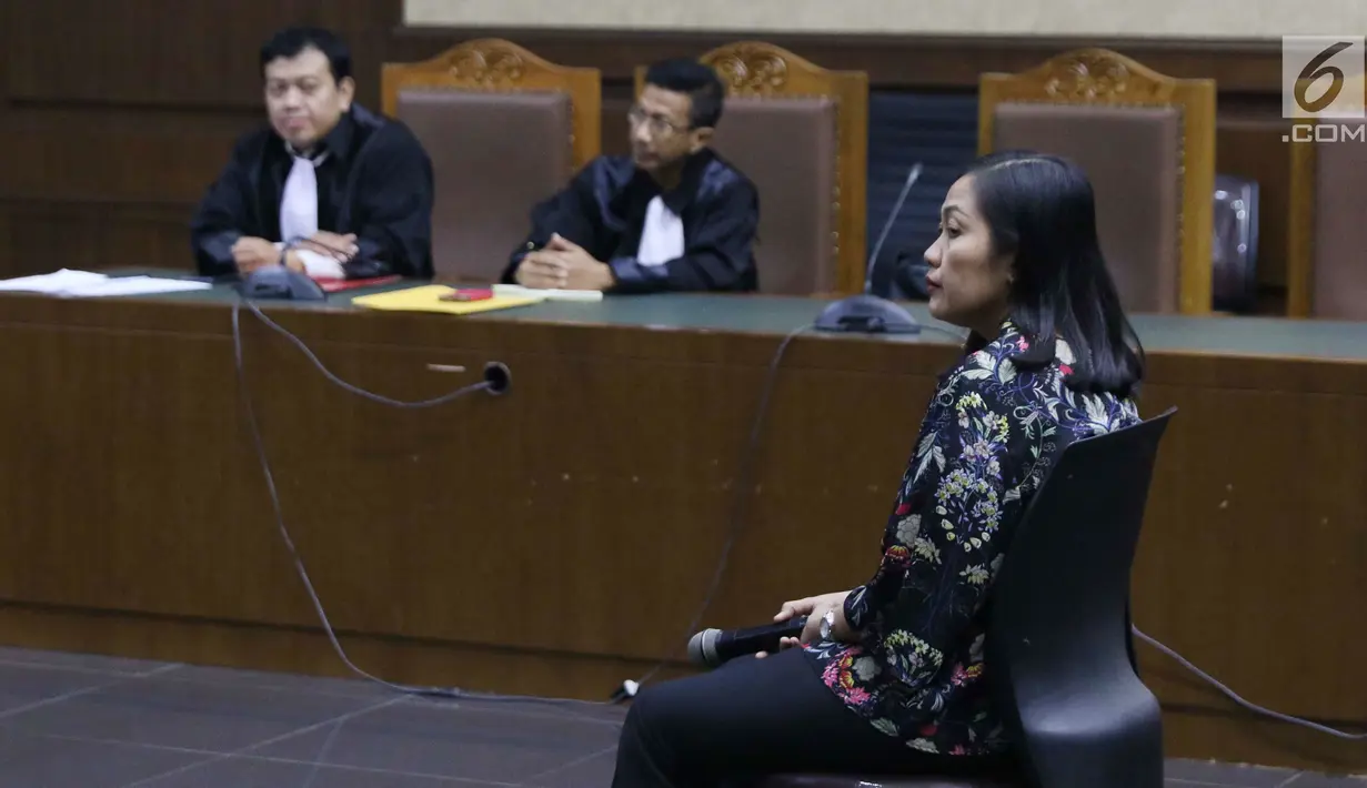 Direktur Keuangan PT Inersia Ampak Engineer (IAE), M Indung Andriani saat menjalani sidang pembacaan putusan sela di Pengadilan Tipikor, Jakarta, Rabu (11/9/2019). Dalam putusan sela, majelis hakim menolak eksepsi yang diajukan M Indung Andriani. (Liputan6.com/Helmi Fithriansyah)