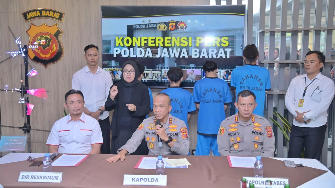 sebagai tersangka perusakan mobil polisi, polda jabar