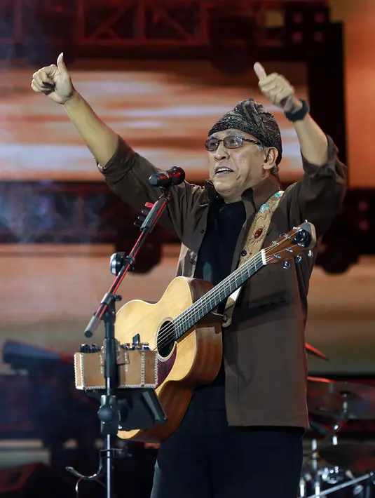 Meski tak lagi muda, Iwan Fals selalu menjaga kualitas penampilannya dengan melakukan latihan rutin dan dalam penampilannya selalu berbeda tiap panggung agar tak ada kebosanan. (Deki Prayoga/Bintang.com)