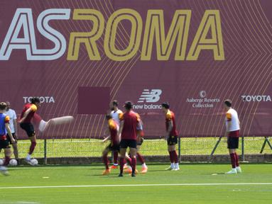 Para pemain Roma berlatih di pusat latihan Trigoria, Roma, Kamis, 25 Mei 2023. (AP Photo/Andrew Medichini)