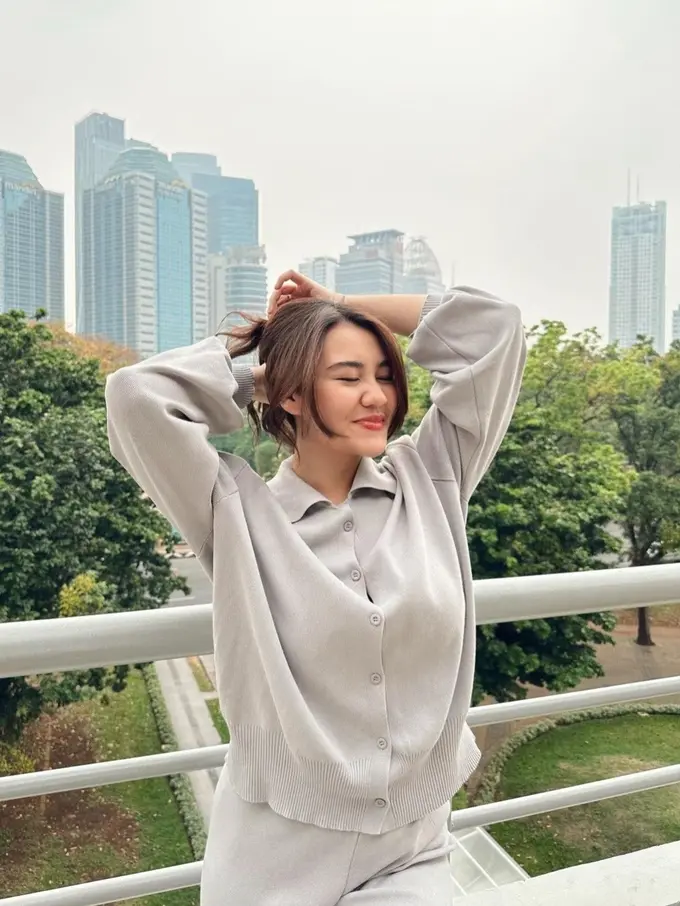 Potret Aaliyah Massaid Sambil Pegang Kamera