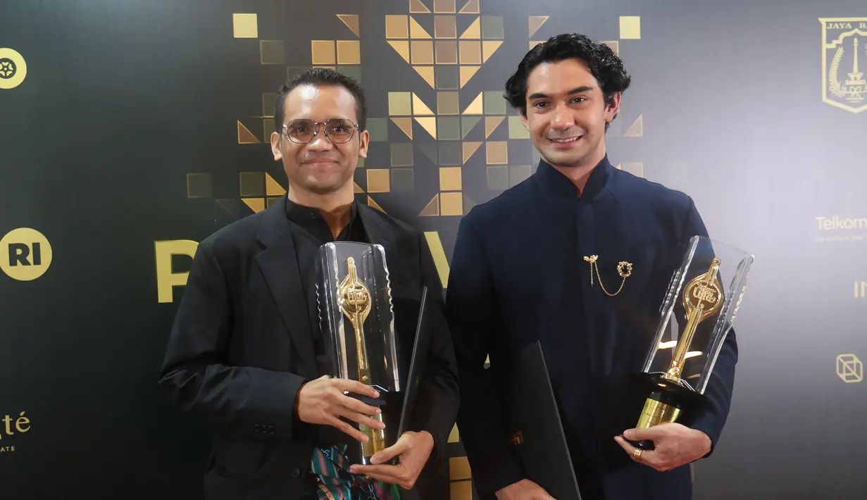 Felix K Nesi dan Reza Rahadian berfoto bersama Piala Citra FFI pada malam penganugerahan di Taman Ismail Marzuki (TIM) Jakarta pada Kamis (20/11/2025) malam. (Kapanlagi.com/Budy Santoso)