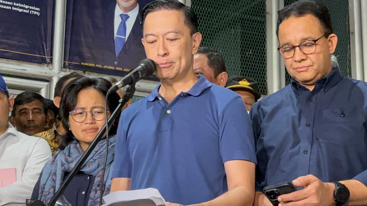 Momen Hangat Tom Lembong Bebas dari Rutan Cipinang, Tunjukan Tangan Tak Diborgol dan Bawa Secarik Surat